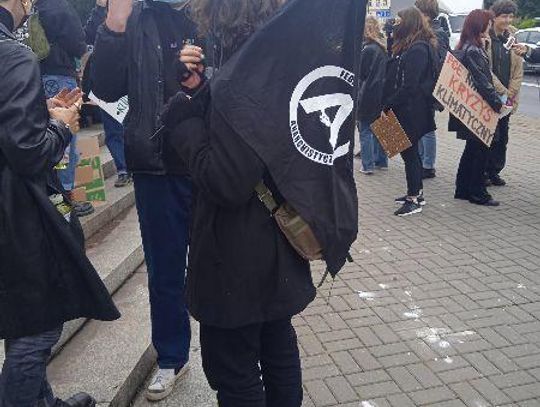 Strajk klimatyczny młodzieży pod pomnikiem Czynu Rewolucyjnego w Rzeszowie. Nie zabierajcie nam przyszłości!