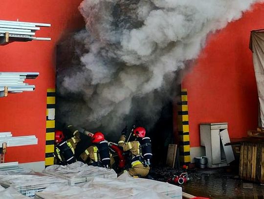 Straszny pożar marketu w Krośnie! Strażacy walczą z ogniem od rana [FOTO]