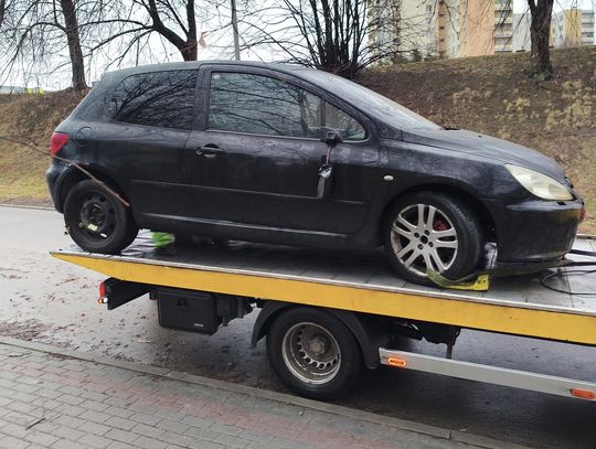 Straż Miejska usuwa wraki z ulic Rzeszowa. Kolejne porzucone auta zniknęły z kilku osiedli