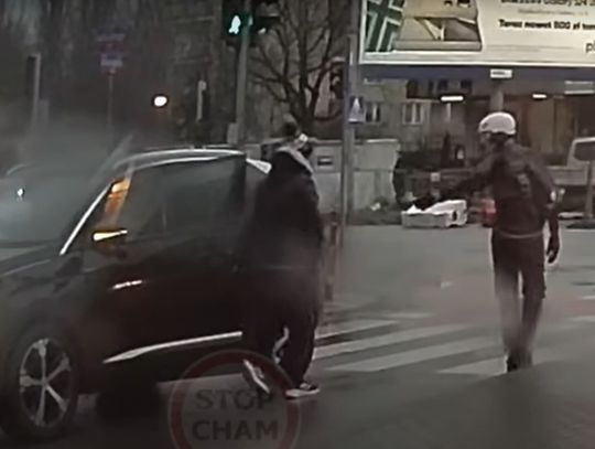 SUV-em na czerwonym świetle. Tym razem to rowerzysta był agresywny [WIDEO]