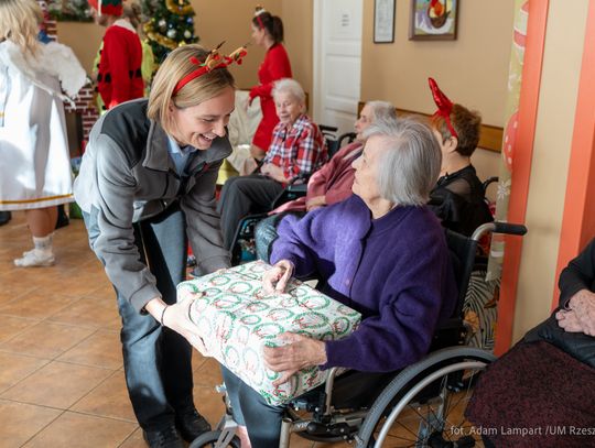 Świąteczne spotkanie w DPS przy ul. Sucharskiego [ZDJĘCIA]