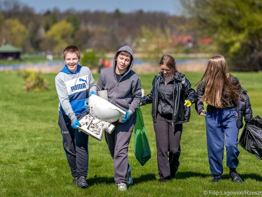 Świlcza daje przykład! Wielki start 33. Akcji Sprzątanie świata w Trzcianie [ZDJĘCIA]