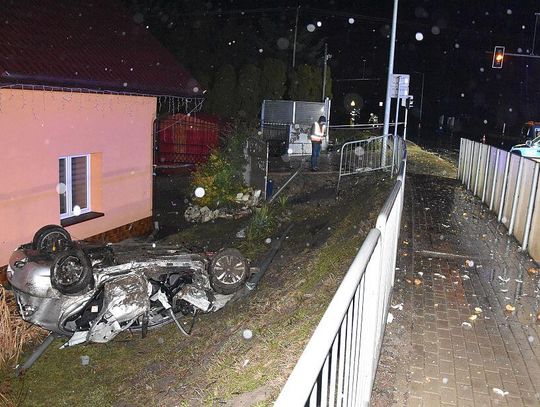 Szaleńczy rajd pod Jarosławem! 20-latek pędził 200 km/h, dachował i uszkodził dom [WIDEO]