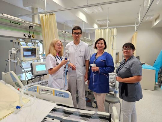 Lekarze i pielęgniarki z Górna przygotowują respirator do pracy