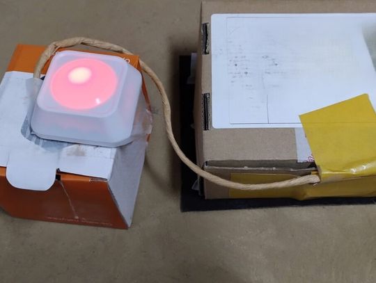 Tajemniczy pakunek pod sklepem. Policja postawiona w stan gotowości