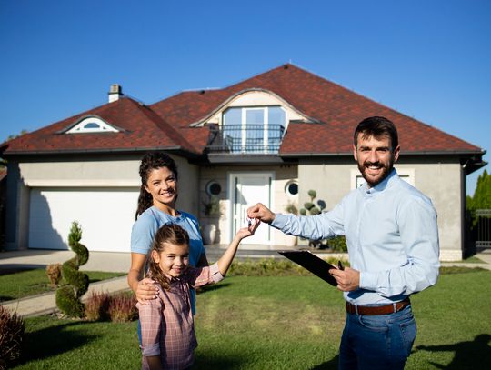 Teraz łatwiej kupić dom niż mieszkanie. Dlatego coraz więcej kupujących zerka w tę stronę