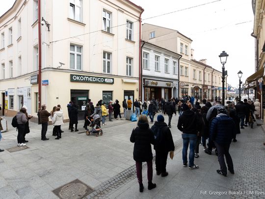 Tłusty czwartek 2025. Tłumy rzeszowian ruszyło po pączki!