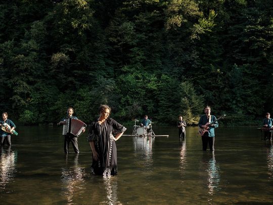 Tołhaje z nowym albumem i jubileuszem 25-lecia. Startują singlem Babice i koncertami w Japonii