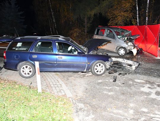 Tragedia na drodze wojewódzkiej na Podkarpaciu. 38-latek zginął w czołowym zderzeniu dwóch samochodów Tragedia na drodze wojewódzkiej na Podkarpaciu. 38-latek zginął w czołowym zderzeniu dwóch samochodów