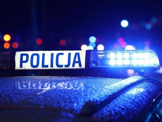 Tragedia wisiała na włosku. Dzielnicowy uratował życie mężczyźnie leżącemu na ciemnej drodze