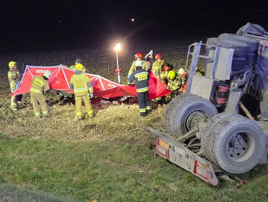 Tragiczna noc na DK28 na Podkarpaciu. Ciężarówka wpadła do rowu, nie żyje kierowca [ZDJĘCIA]