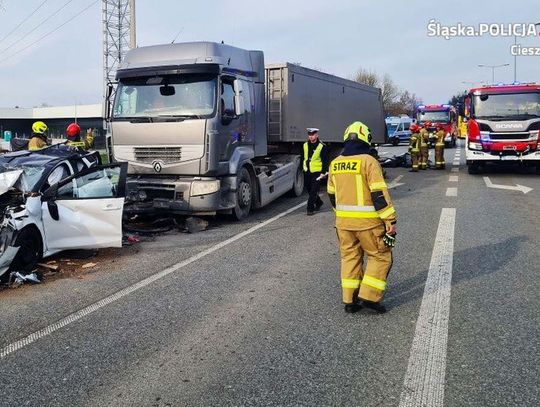 Tragiczny wypadek. Mercedes wbił się w ciężarówkę. Zginął znany biznesmen [WIDEO]