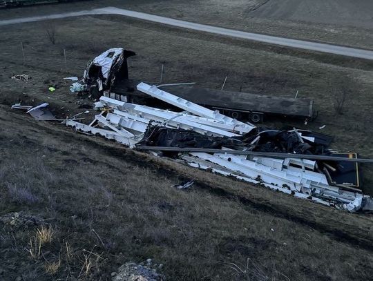 Tragiczny wypadek na A4! Tir przebił bariery i zsunął się z nasypu ... jedna osoba nie żyje