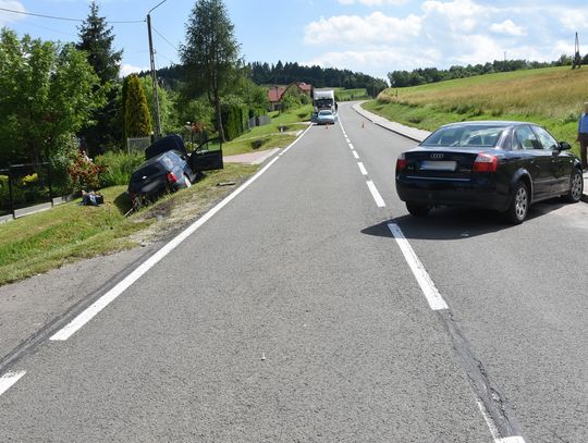 Trzy osoby ranne w wyniku zdarzenia dwóch samochodów osobowych