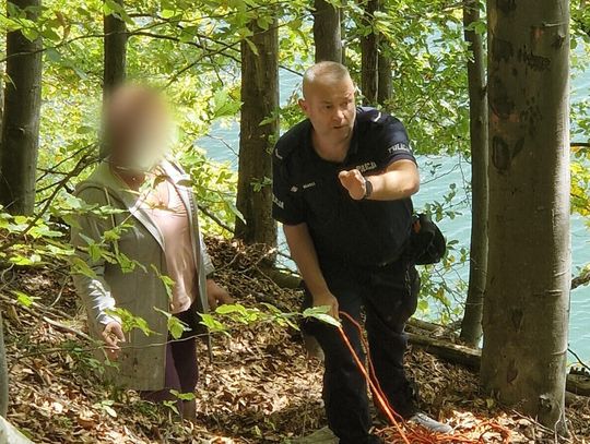 Turystka zawisła nad urwiskiem Jeziora Solińskiego. Policjanci ruszyli jej na ratunek