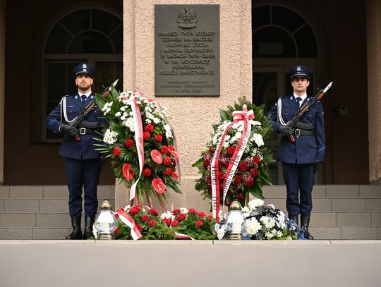 Uczczono pamięć poległych policjantów w Rzeszowie. Wzruszająca uroczystość przed Komendą Wojewódzką [ZDJĘCIA]