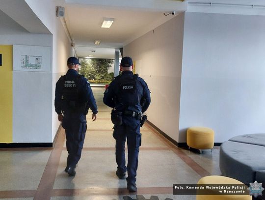 Uczeń wspomniał o niebezpiecznym narzędziu w plecaku. Policja interweniowała w szkole pod Rzeszowem