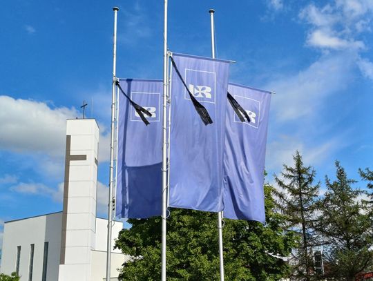Uniwersytet Rzeszowski przeżywa podwójną żałobę. Po śmierci pracowniczki UW oraz profesorki UR opuścili flagi
