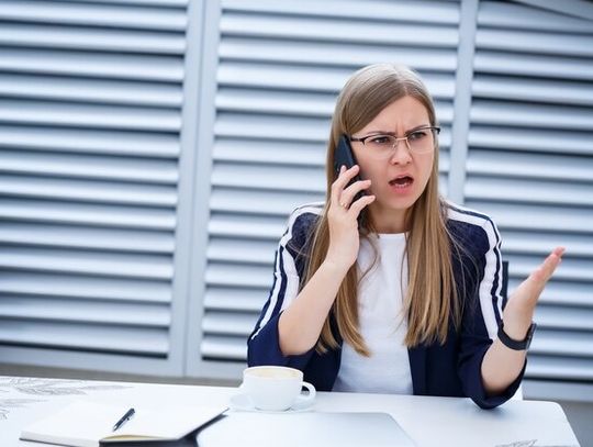 Utraciła parę tysięcy złotych. Oszuści nabrali ją podając się za pracownika banku!