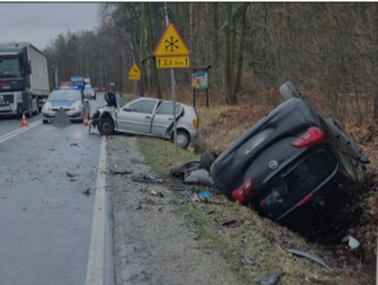 Volkswagen zderzył się z Oplem. Nie żyje 85-letni mężczyzna