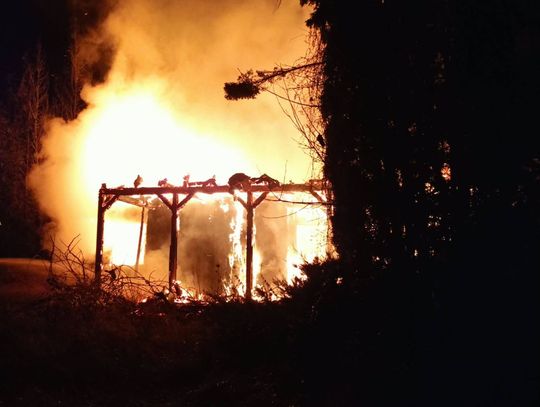 W nocy palił się domek letniskowy! Akcja trwała przez wiele godzin [ZDJĘCIA]
