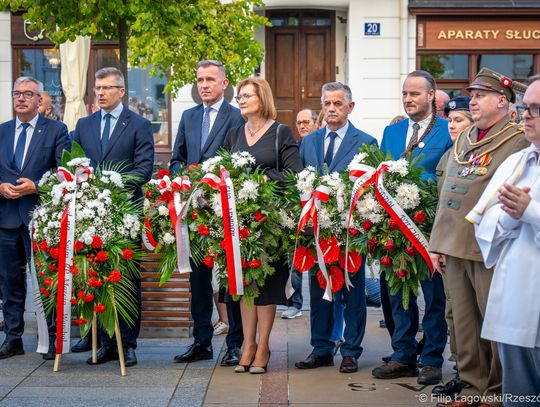 W Rzeszowie uczczono Narodowy Dzień Pamięci Ofiar Ludobójstwa na obywatelach II Rzeczypospolitej Polskiej [ZDJĘCIA]