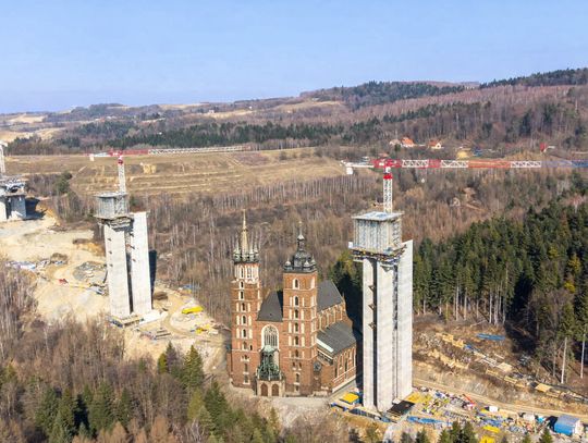 Wieża Mariacka, Rakieta Falcon 9 i estakada na Podkarpaciu, która je przebija [ZDJĘCIA]