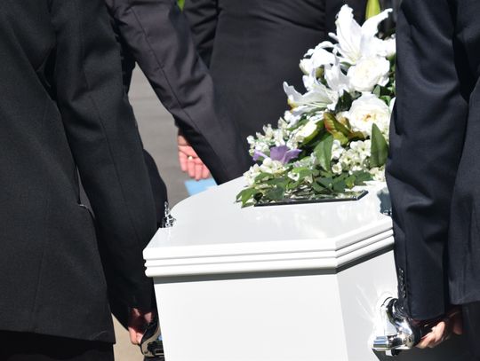 Wojna nekrologów na klatce schodowej. Dramatyczne kulisy pogrzebu w Stalowej Woli