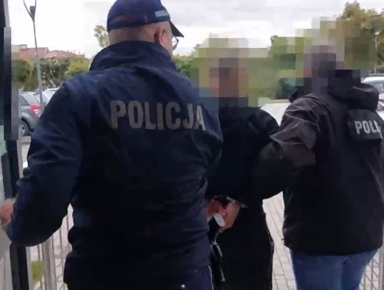 Wparował do domu i zabrał torebkę ze 155 tysiącami złotych. 38-latek zatrzymany