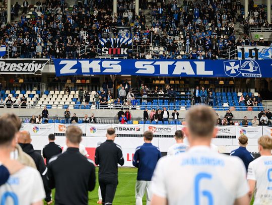 Wtargnął na murawę podczas meczu Stali Rzeszów z Wisłą Kraków. 50-latek z zarzutami