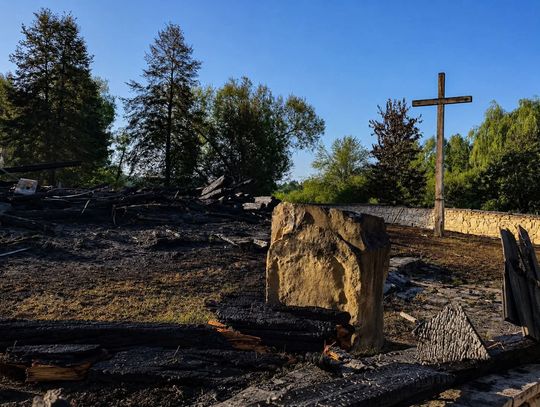 Wymowny symbol po pożarze zabytkowego kościoła w sanockim skansenie. Ocalał krzyż