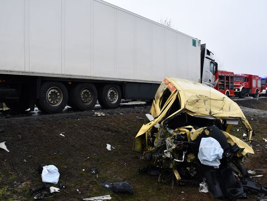 Wypadek drogowy z udziałem trzech pojazdów na drodze krajowej nr 73