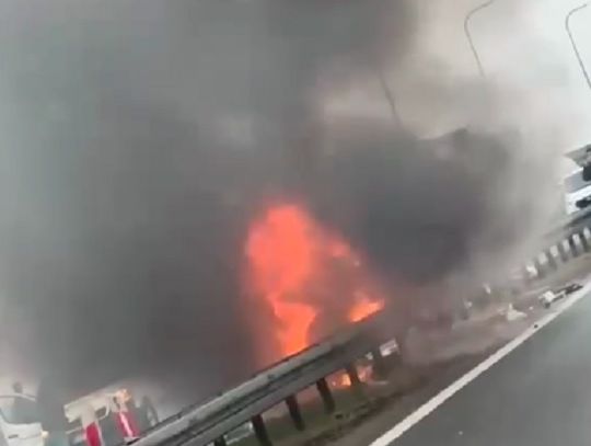 Wypadek i pożar samochodu na S19. Droga całkowicie zablokowana