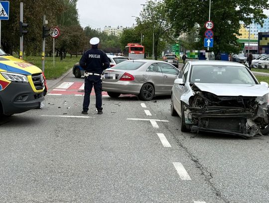 Wypadek na al. Rejtana w Rzeszowie. Zignorowała czerwone światło, dwie osoby w szpitalu!