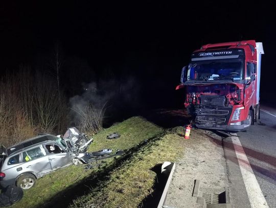 Wypadek na DK19. Czołowe zderzenie bmw z tirem