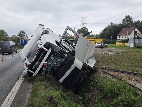 Wypadek na DK73. Ciężarówka zderzyła się z osobówką, są poszkodowani [ZDJĘCIA]