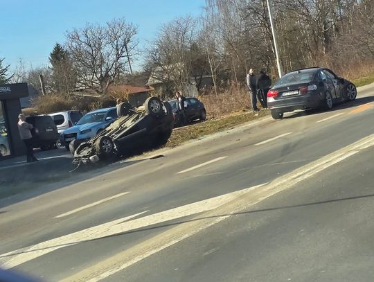 Wypadek na drodze krajowej nr 94 w Przeworsku. Trzy osoby ranne, droga całkowicie zablokowana