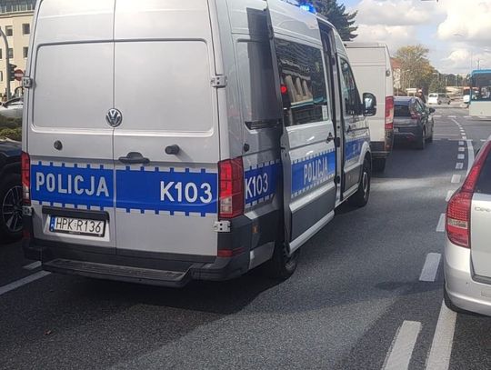 Wypadek na Rondzie Dmowskiego w Rzeszowie. Kobieta trafiła do szpitala