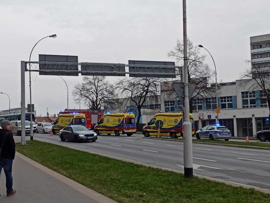 Wypadek obok Galerii Rzeszów z udziałem autobusu i trzech samochodów. 4 osoby trafiły do szpitala.
