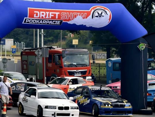 Wypadek podczas imprezy motoryzacyjnej w Jarosławiu: BMW potrąciło kobietę
