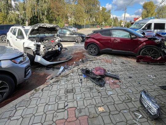 Wypadek trzech aut w Rzeszowie. Dwie osoby w szpitalu