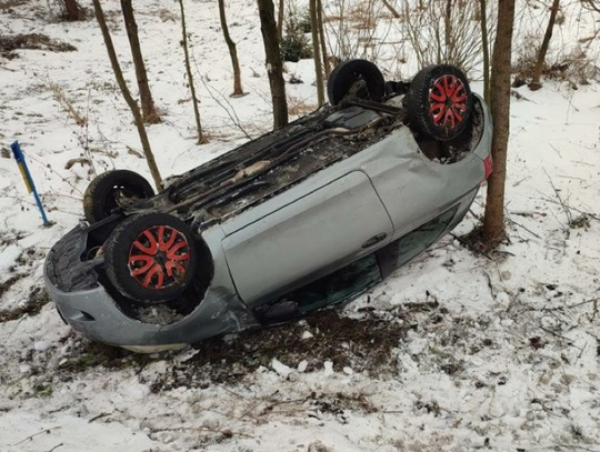 Wypadek w Domaradzu. Kobieta dachowała jadąc pod wpływem alkoholu