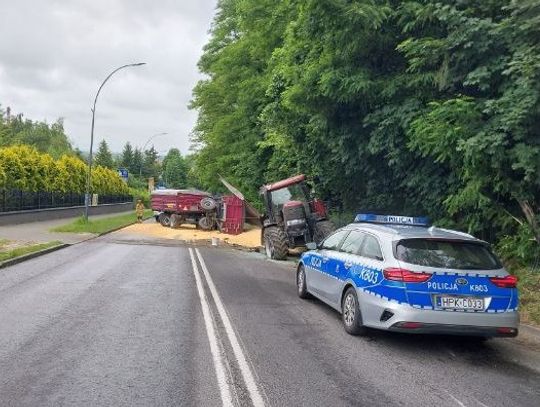 Wypadek w Łańcucie. Przewrócona przyczepa zablokowała ruch