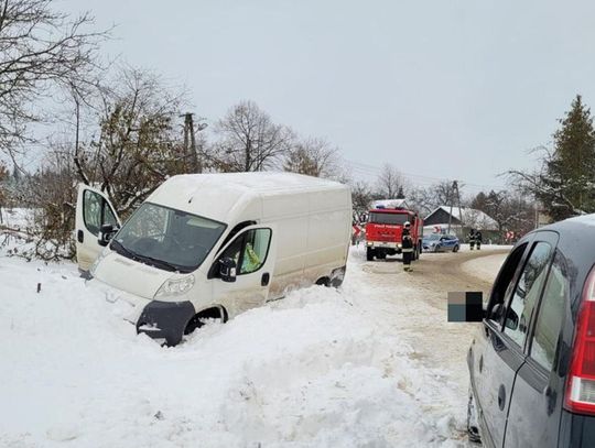 Wypadek w Łubnie. Kierowca peugeota uderzył w przepust