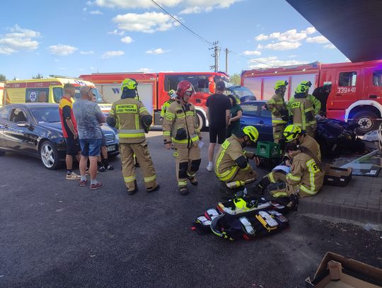 Wypadek w Stobiernej. 21-letni kierowca wjechał samochodem do sklepu spożywczego