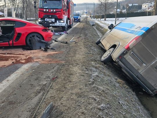 Wypadek w Wyżnem. Zderzenie trzech pojazdów, droga zablokowana