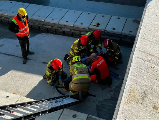 Wypadek w zakładzie uzdatniania wody. Mężczyzna spadł z drabiny do zbiornika