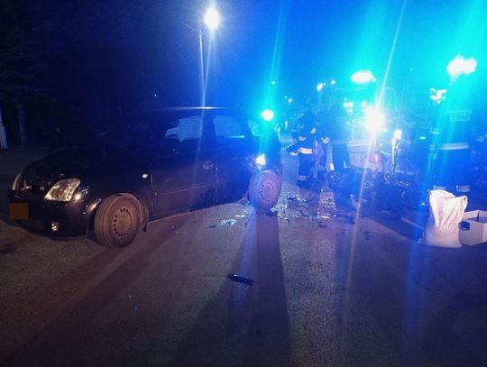 Wypadek w Zarzeczu. Kierowca motocykla wpadł w samochód jadący przeciwległym pasem, doznał obrażeń ciała.