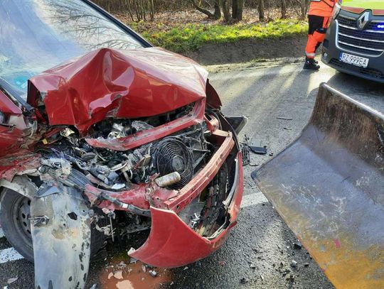 Wypadek w Żołyni. Kobieta wjechała samochodem w koparkę