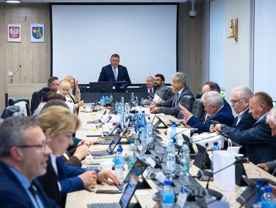 XXVIII sesja Rady Powiatu Rzeszowskiego. Szpitale o problemach z NFZ i milionowych nadwykonaniach